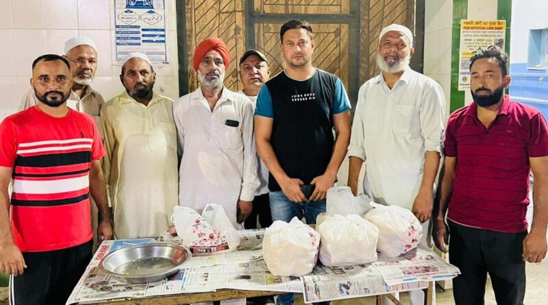 ਨੂਰਾਨੀ ਮਸਜਿਦ ਮਟੌਰ ਦੀ ਨਵੀਂ ਕਮੇਟੀ ਨੇ ਲੱਡੂ ਵੰਡੇ